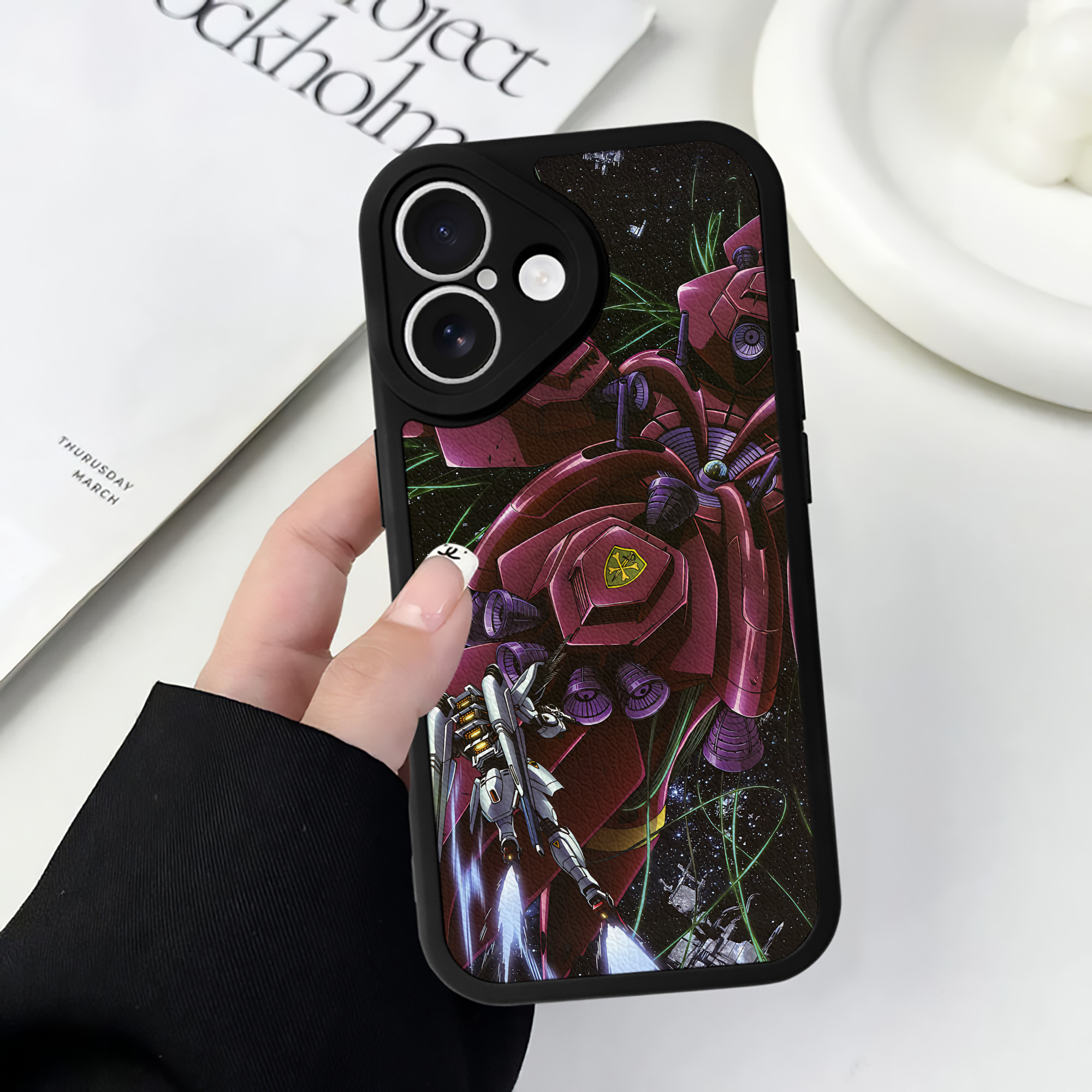 （画像用） 機動戦士ガンダム Mobile Suit Gundam 【iPhone 16シリーズ対応】シリコンスマホケース（レザー調） 材質：シリコン